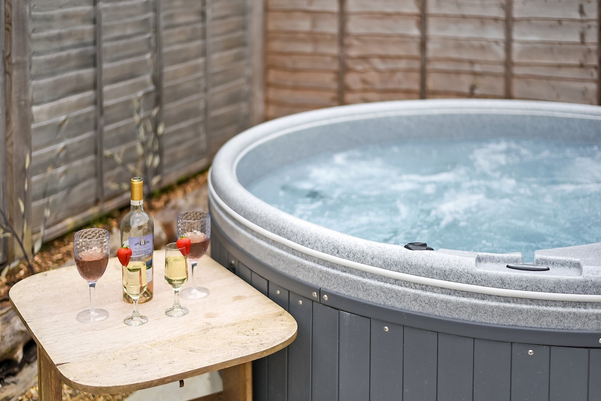 Sleeps 25. Hot Tub. Private Group Glamping