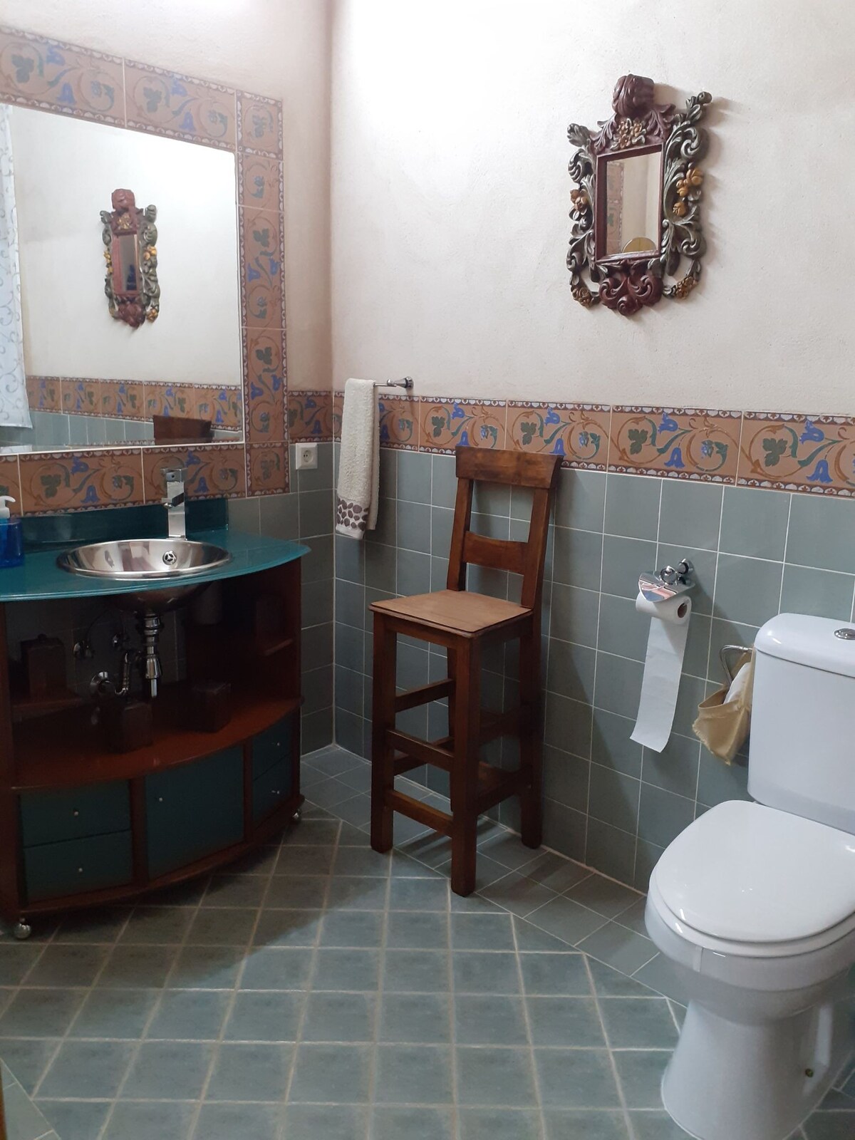 Habitación con baño y vestidor