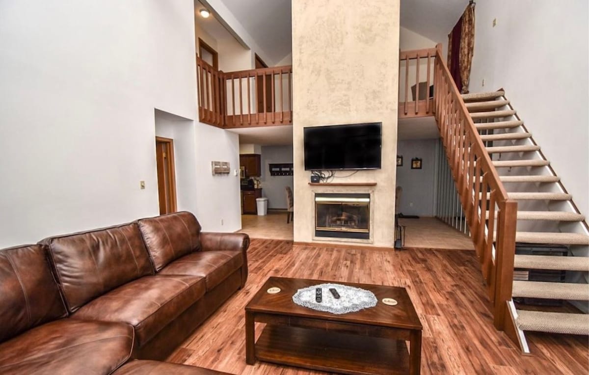 Cozy home in Poconos: Fireplace, Views.