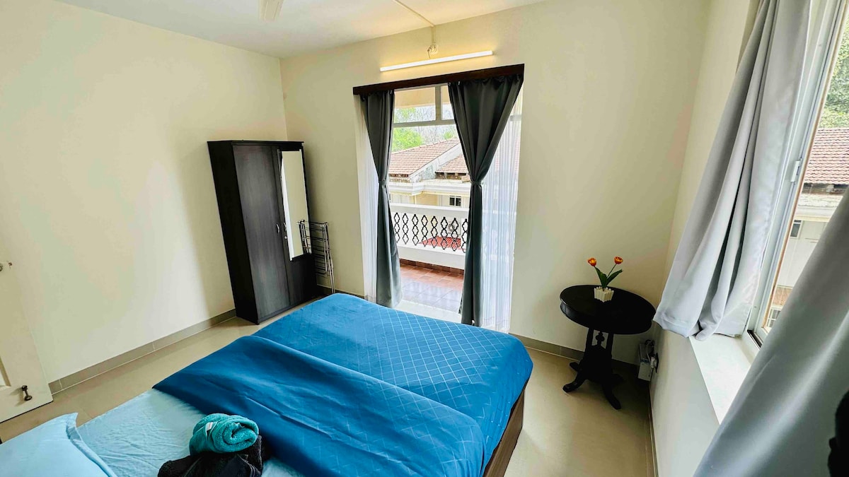 *The Hideaway - 2 BHK just 3 mins from the beach *