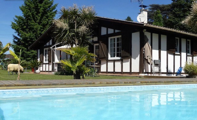 巴斯克房屋，设有泳池，位于大海和山脉之间