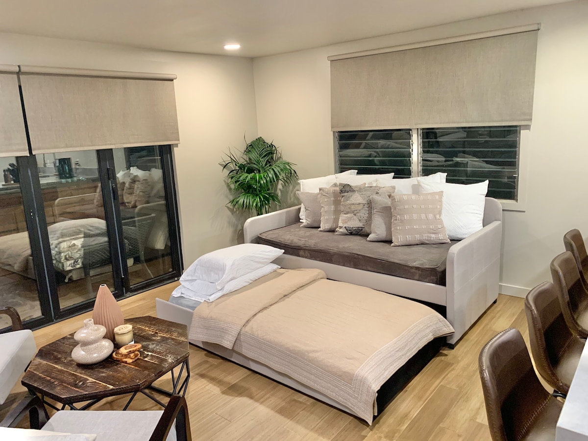 Lehua: large modern one-bedroom guest suite.