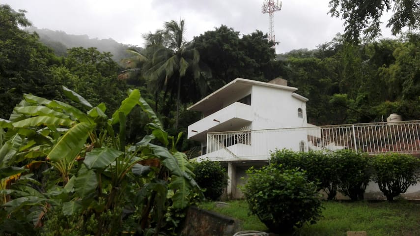 Boca de Tomatlán的民宿