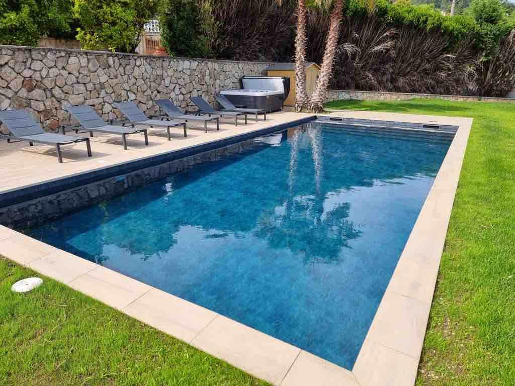 Maison chaleureuse avec piscine et spa