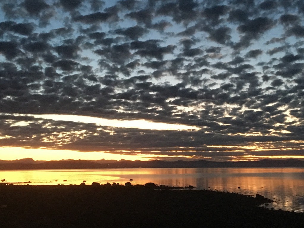 海滩对面是独立套房。