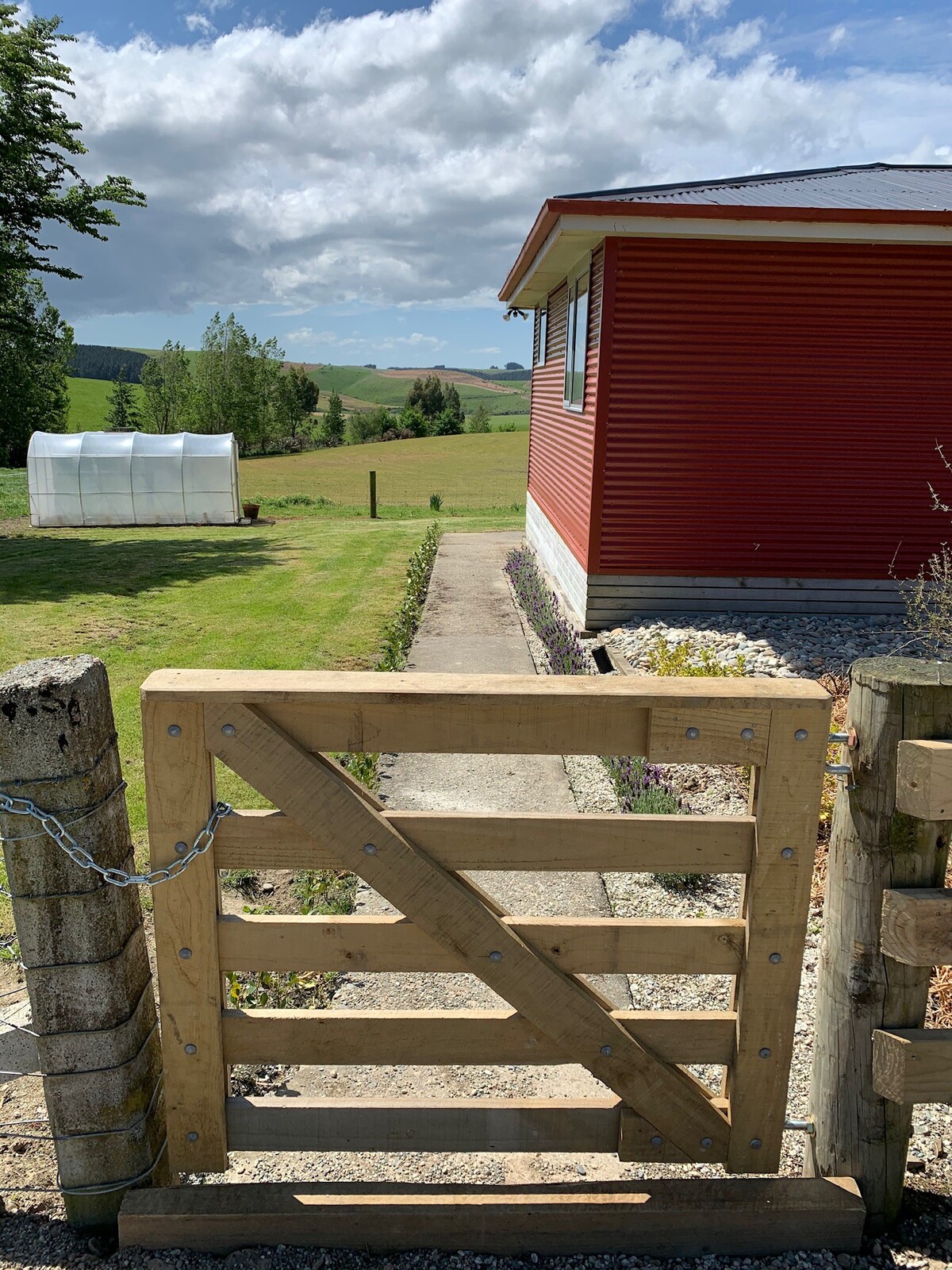 舒适的红色农场乡村小屋