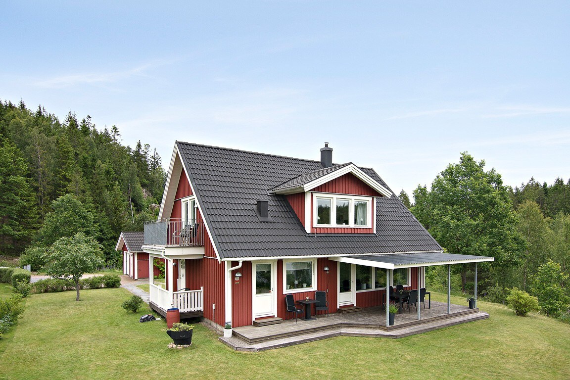 Lovely quiet house by the lake with a view!