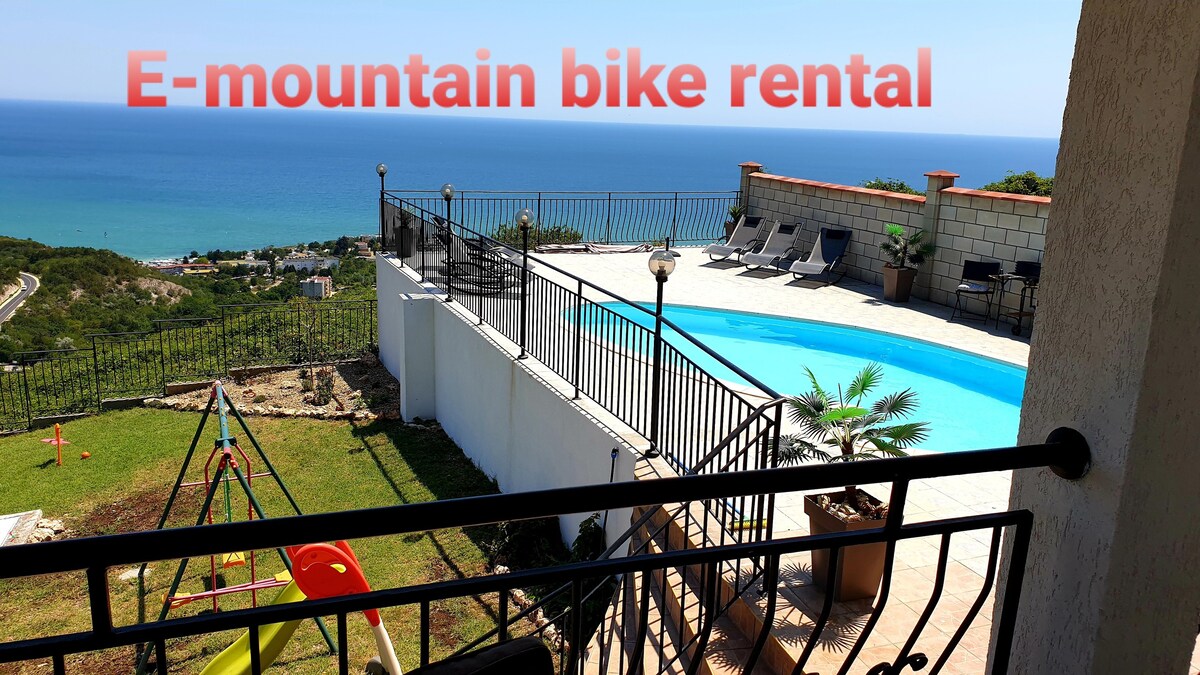 带泳池的别墅，可欣赏全景，包括电动自行车