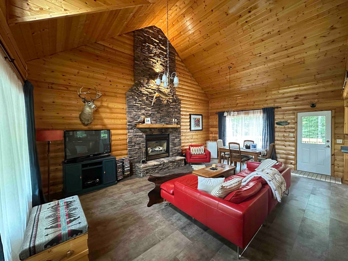 Cozy all-season cabin with indoor fireplace