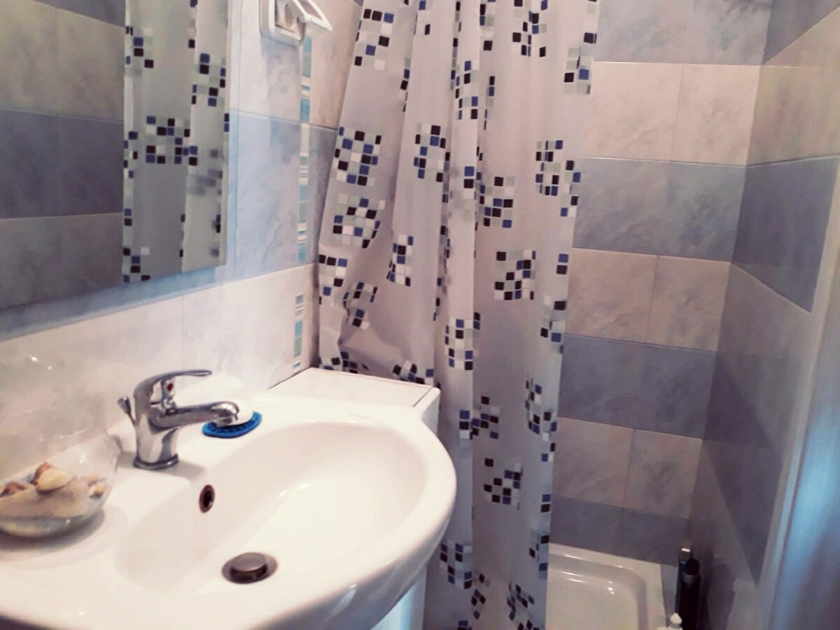 Homestay-studio apartment with bathroom & kitchen