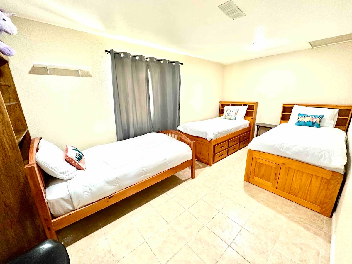 欢乐的房间（ B室） ，配有3张单人床和1张单人床