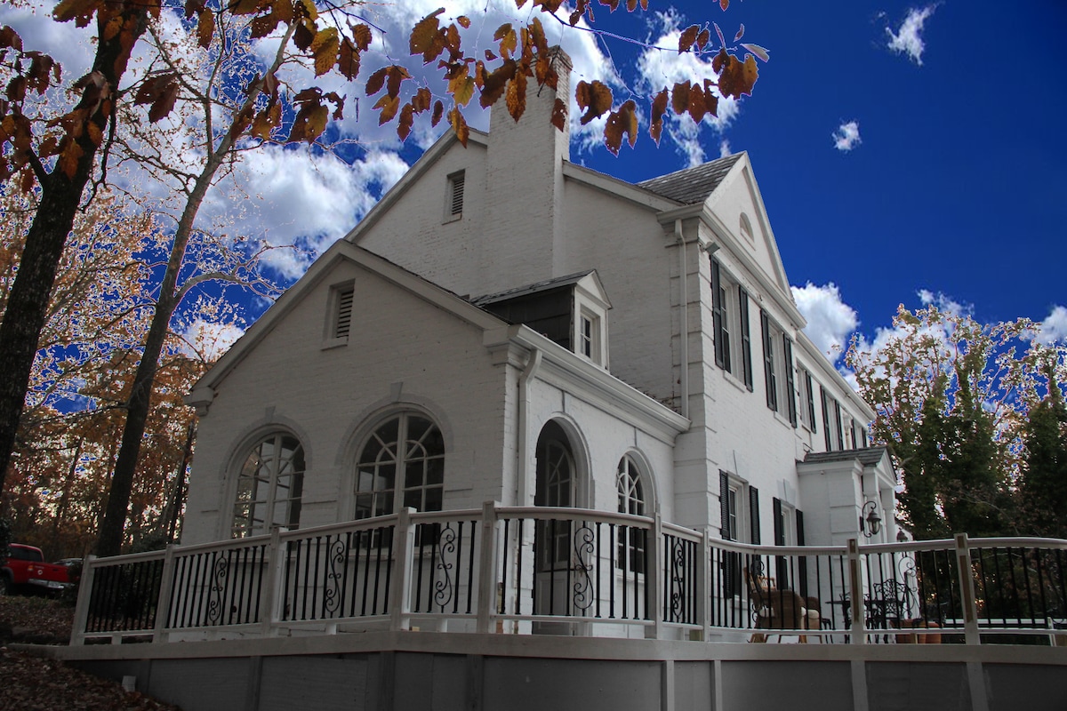 The Hardaway Cottage - An Art Deco Gathering Place