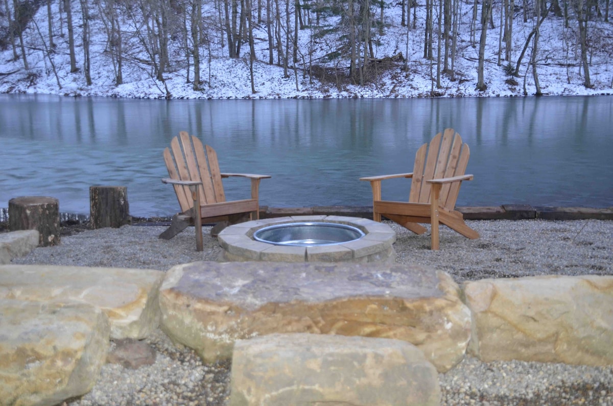 Lakefront cabin, fishing, hot tub & fire pit.