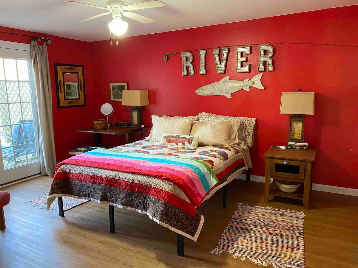 Riverfront Retreat!  Roomy, Firepit &Ample parking