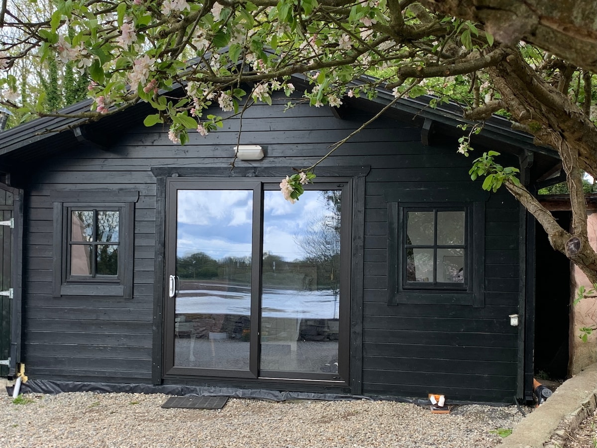 The Cosy Cabin by the shore