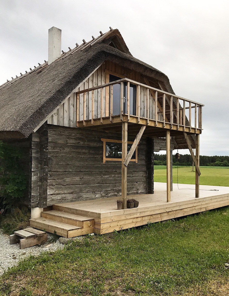 可爱的传统Saaremaa乡村小屋