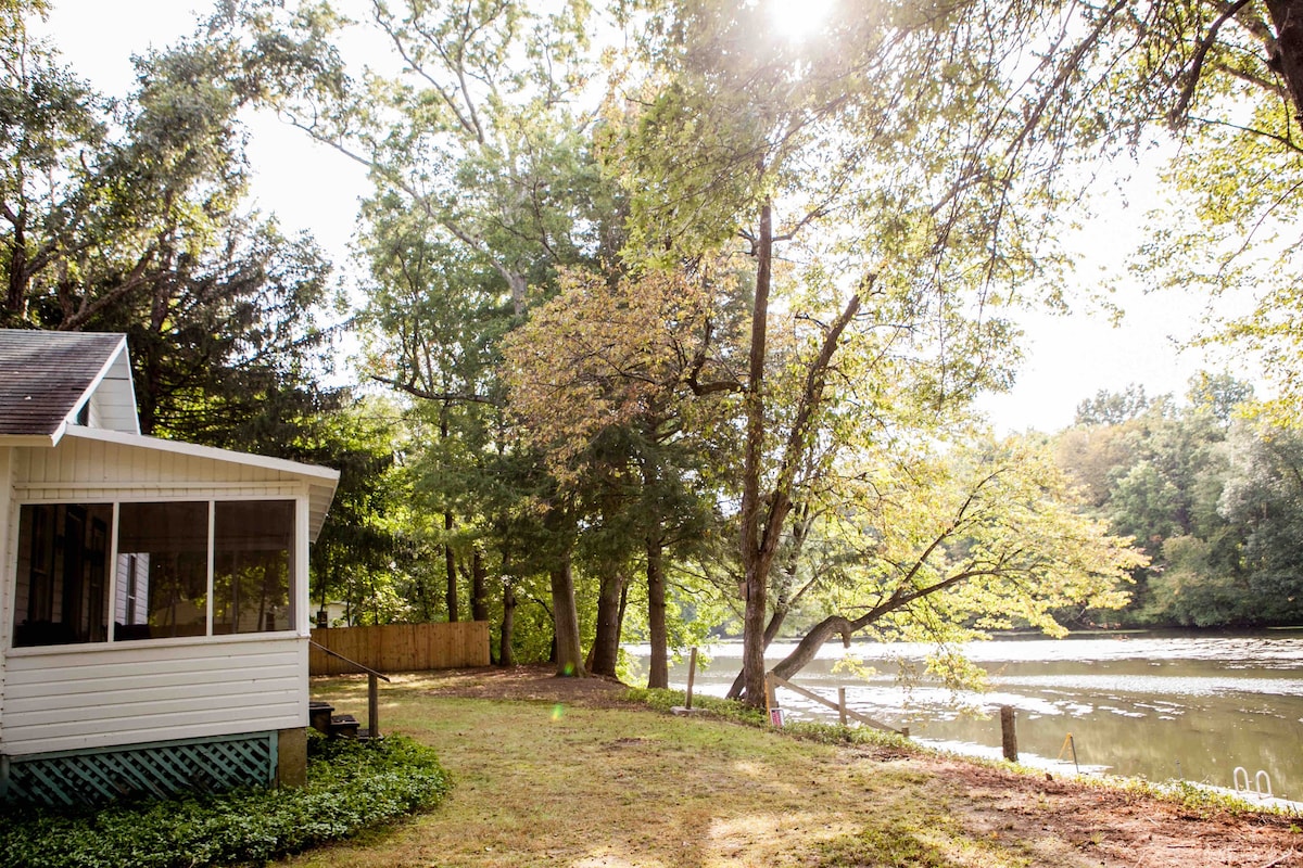 Creekside Cottage Retreat: Light, Cozy, Getaway
