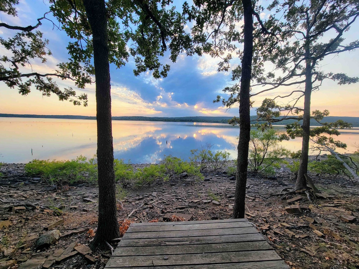 Lakefront with boat ramp access, dog friendly!