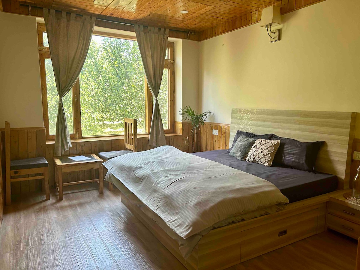 Cottage Room 1 with Apple Orchard view in Manali