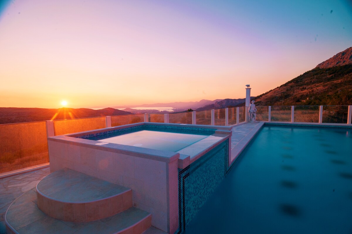 Luxury villa  "NINO"-stunning oasis above  Split