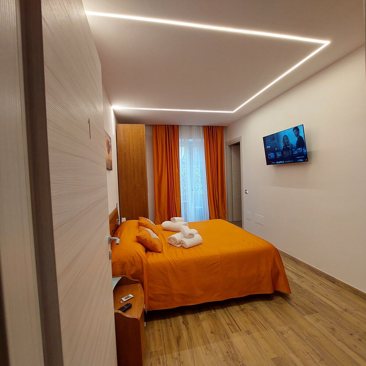 1 letto matrimoniale camera arancio