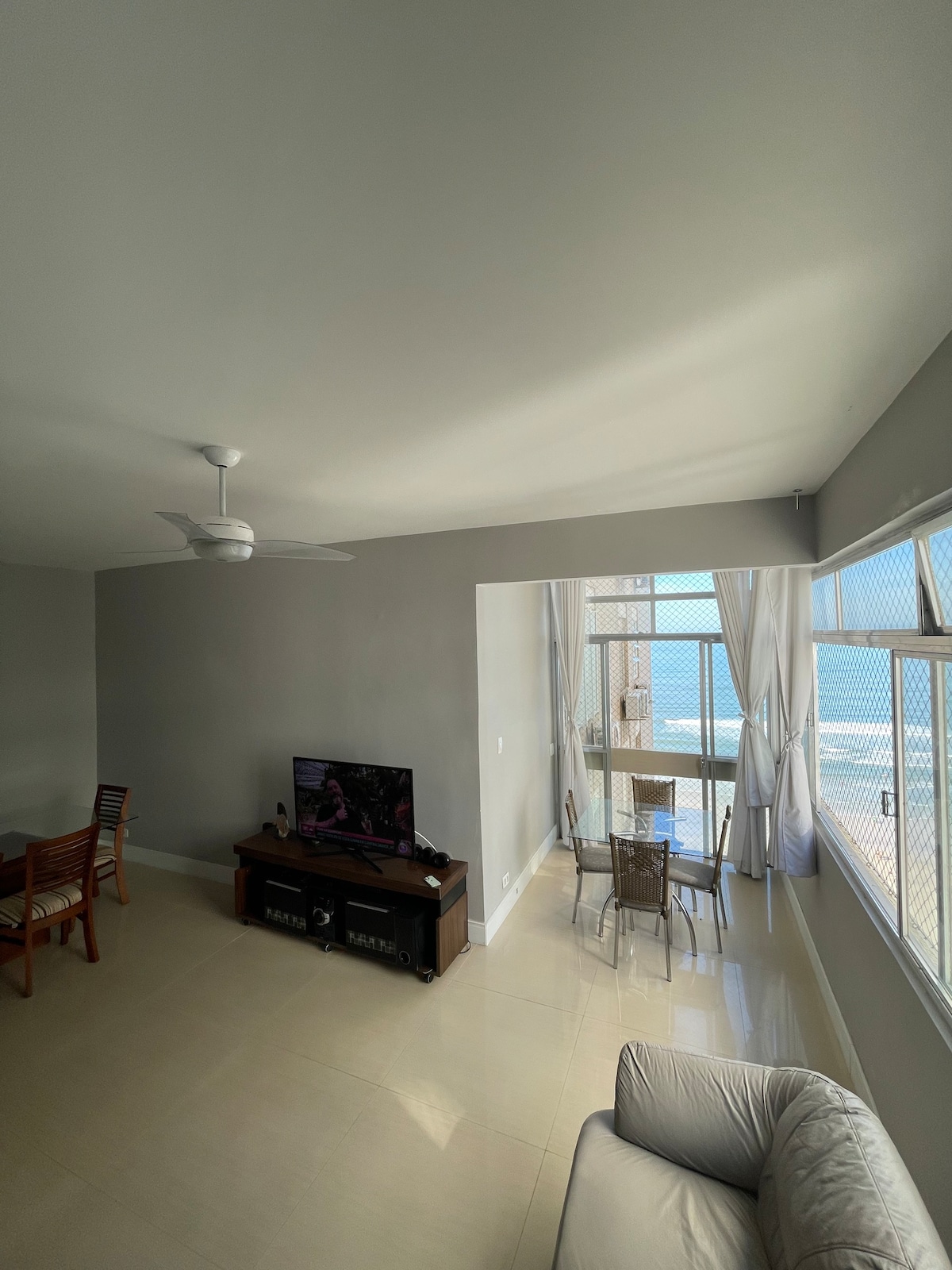 Lindo apartamento vista mar com serviço de praia!