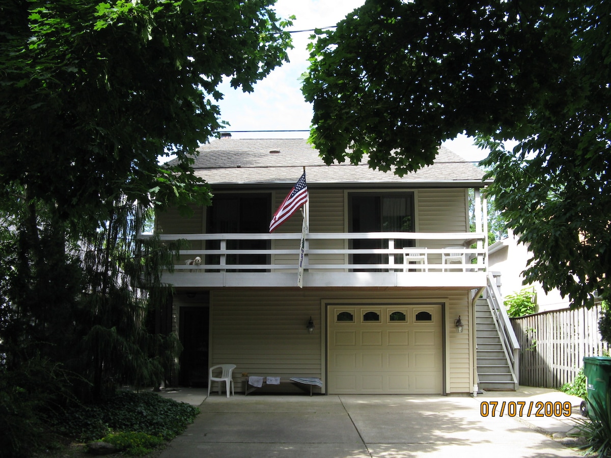 伊利湖日落海滩乡村小屋