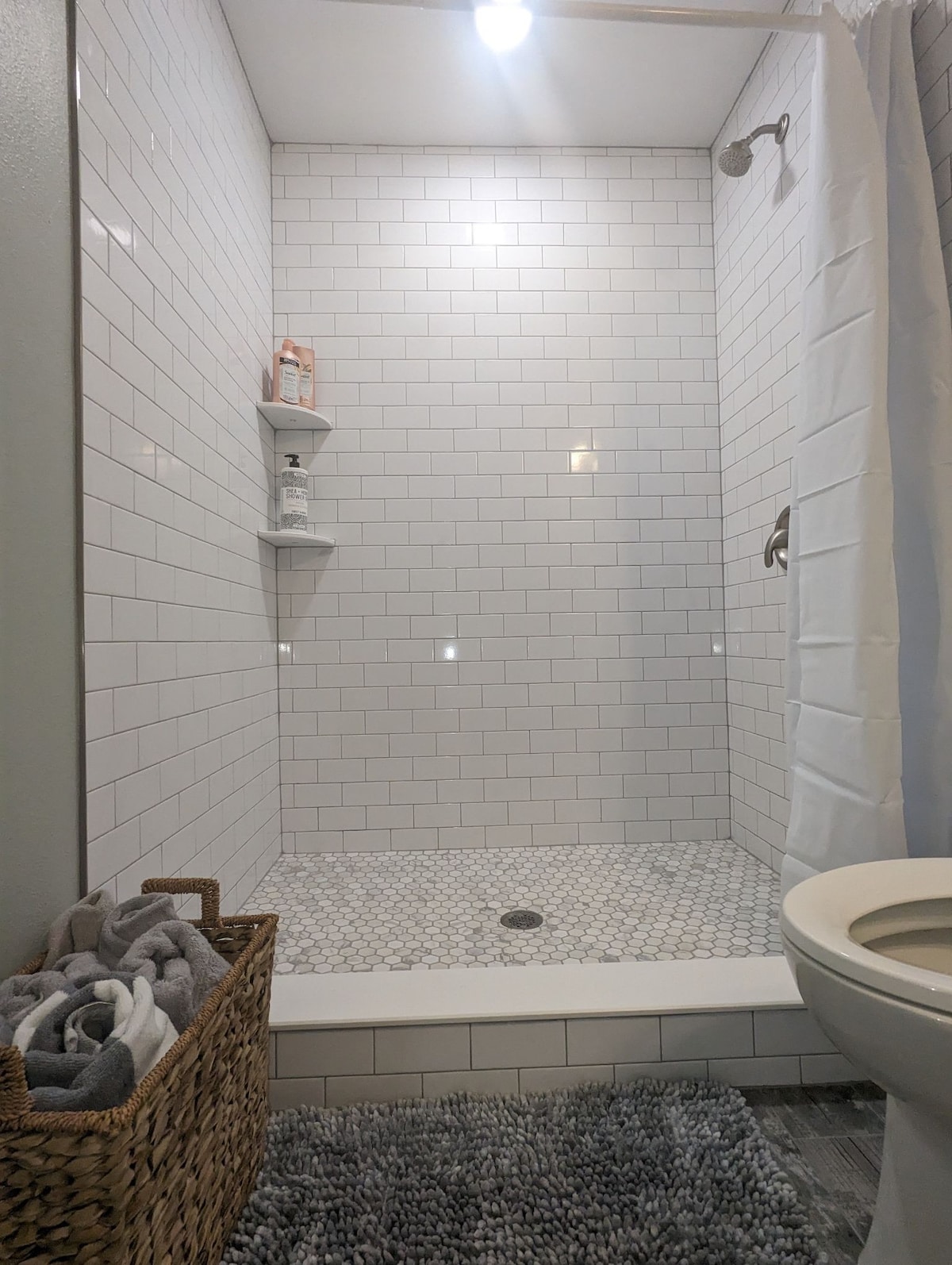Priv Ent, New, cozy, big shower, low cleaning cost