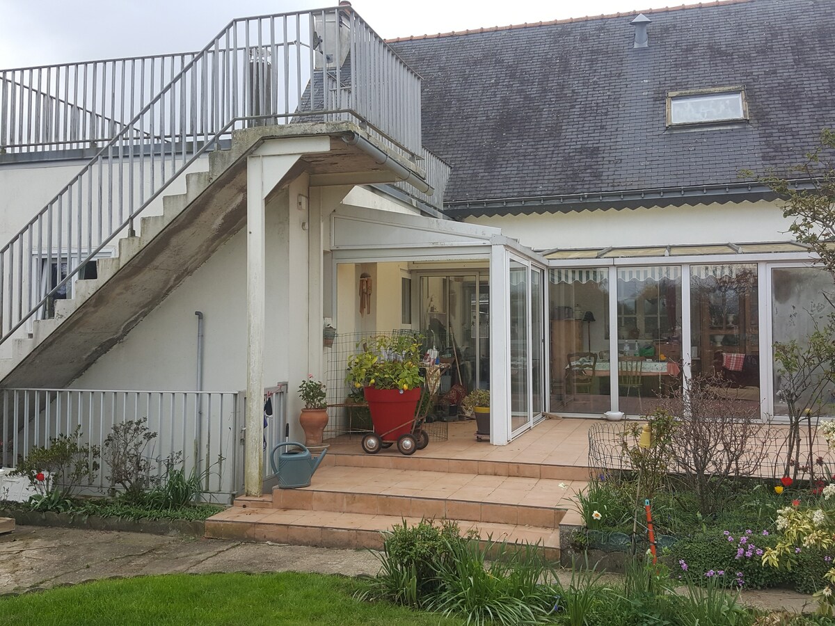 MAISON  AVEC TERRASSE COTE JARDIN