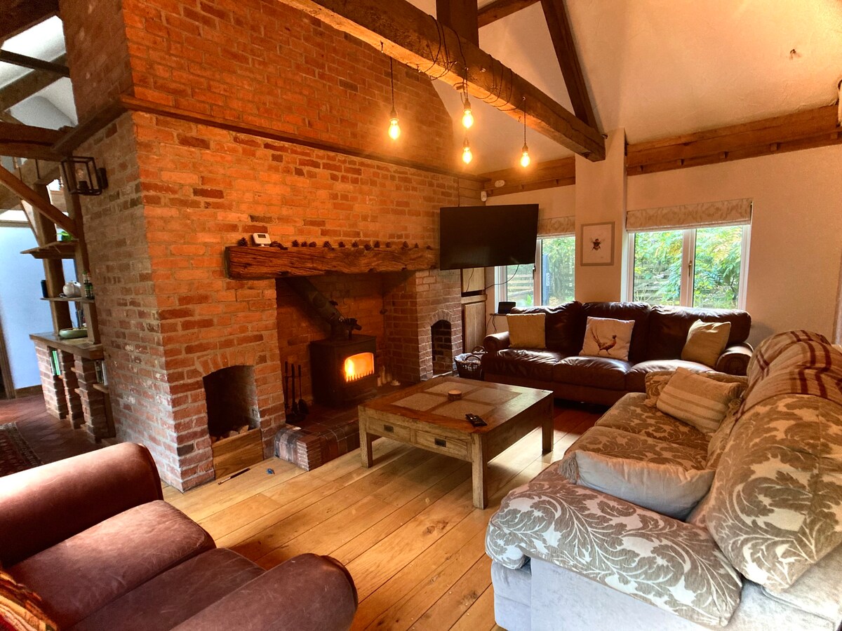 In the ❤️ of Sherwood Forest, cosy cottage for 12