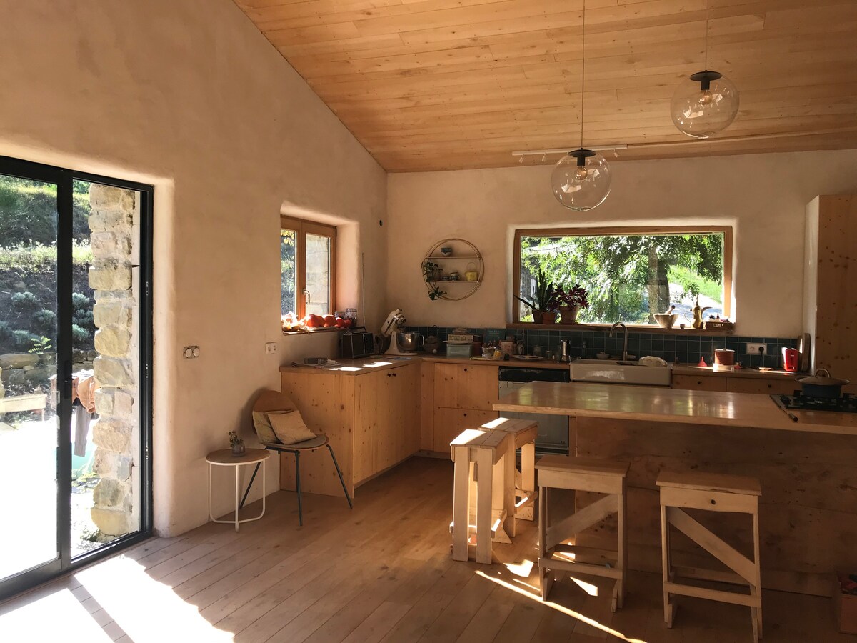 Maison écologique et lumineuse dans les bois