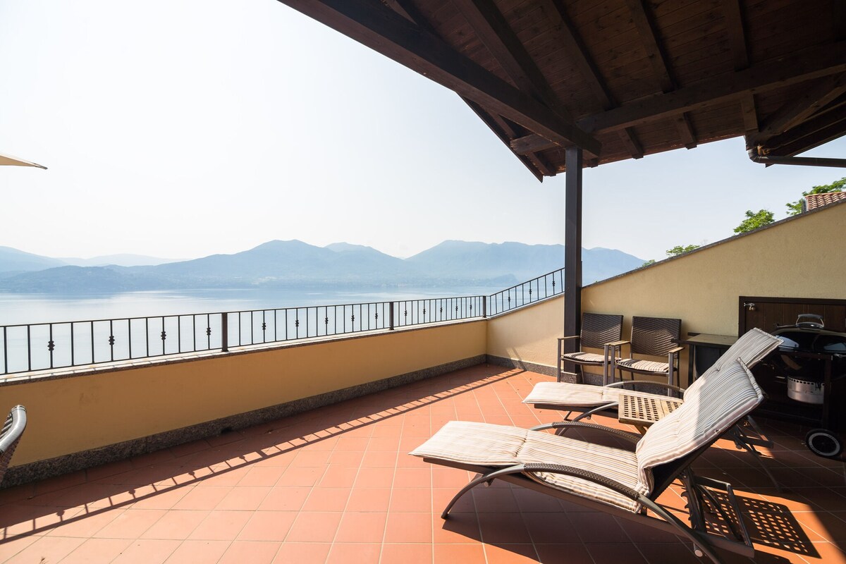 Panoramic house in a residence upon the green hills overlooking Lake Maggiore