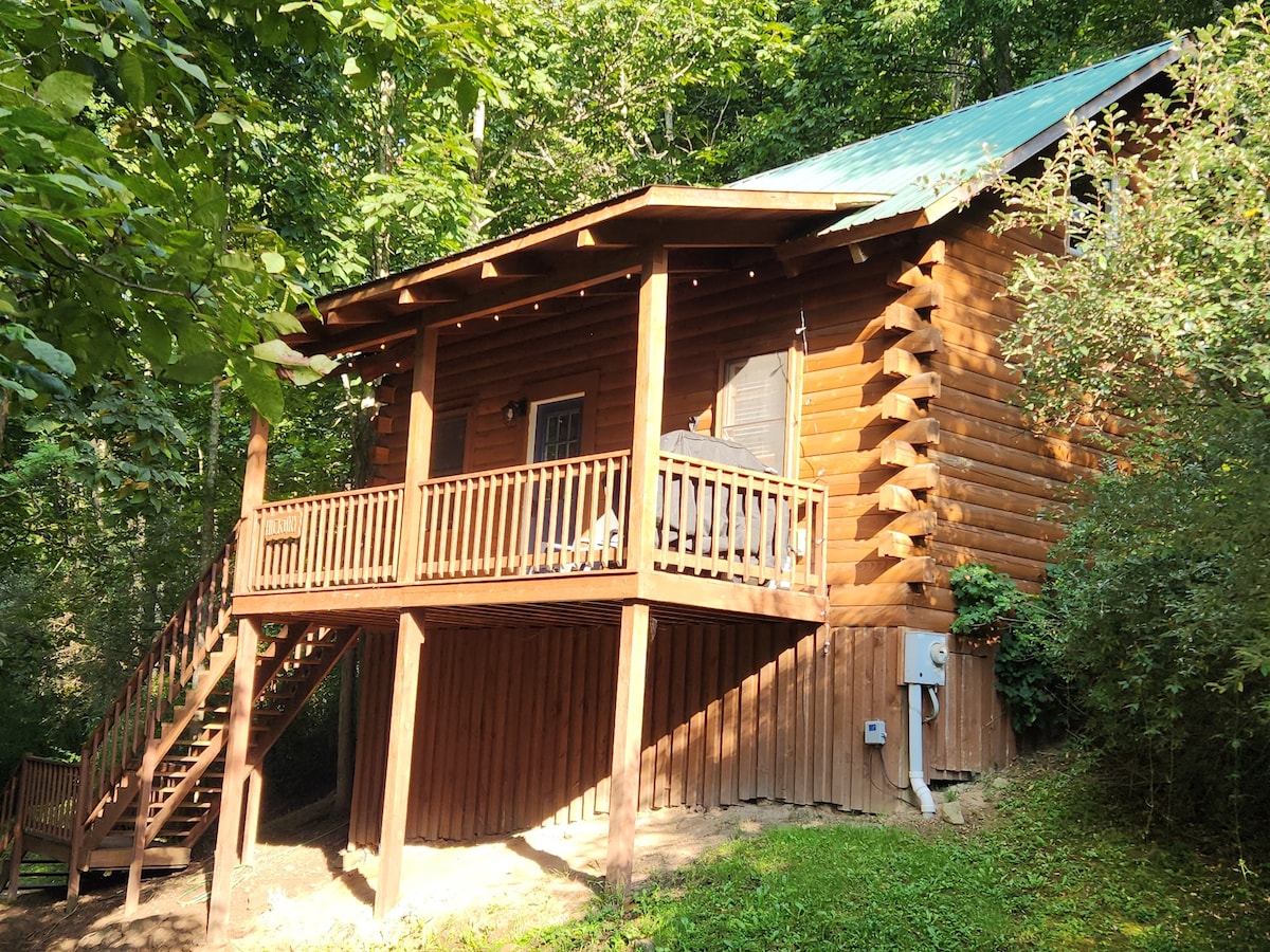 Hickory Cabin at Snowshoe *Private Hot Tub*