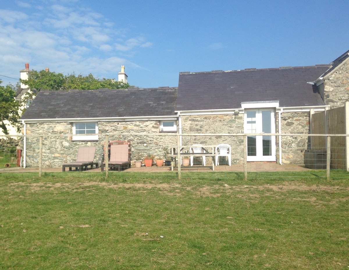 Hen Llety cosy cottage by Sandy Beach Anglesey