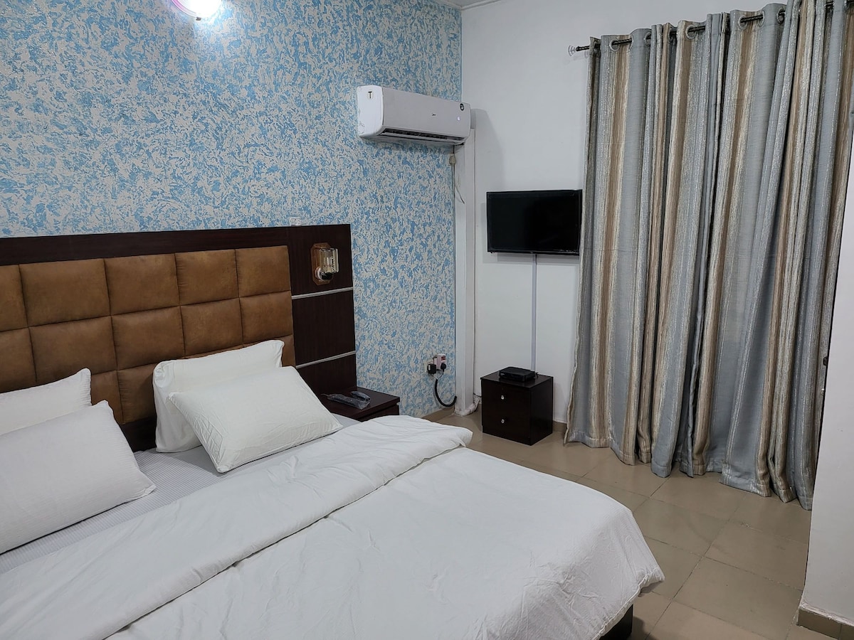 华里（ Warri ）美丽、安全、舒适的双卧室公寓。