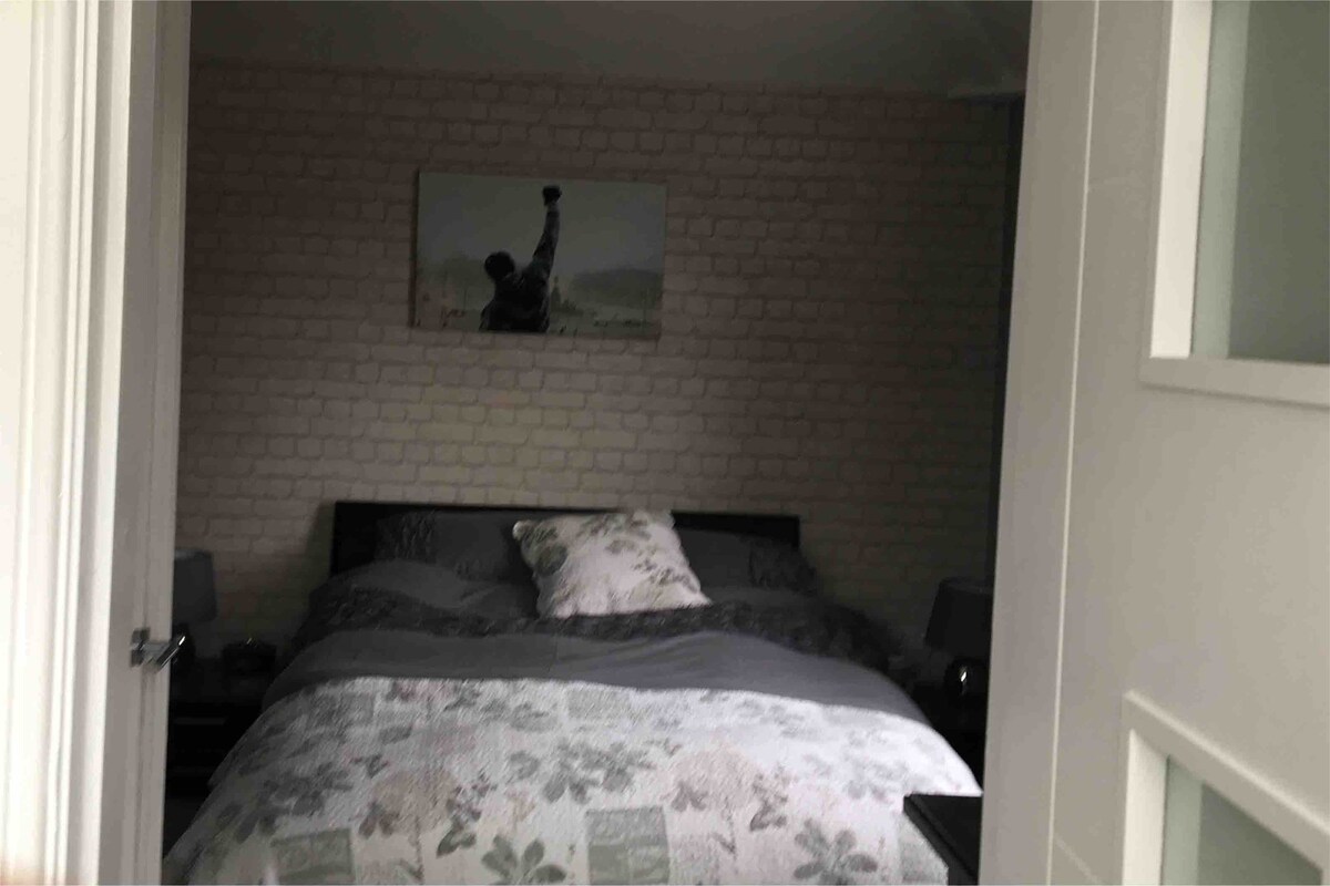 Modern en-suite double bedroom in town centre