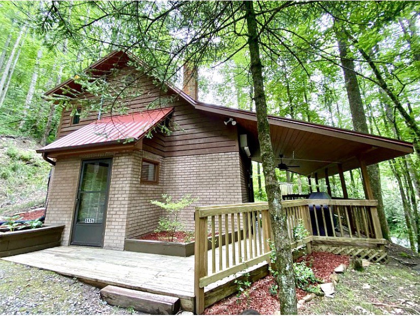 Nantahala Forest的Creekside Hideaway Cabin