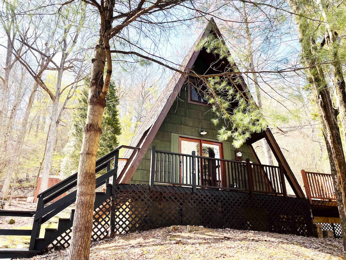 Cozy Pocono A-Frame with Hot Tub