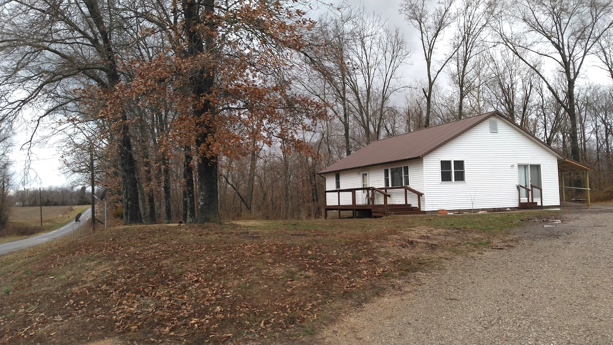 "Swoop Inn" in rural setting close to Rend Lake.