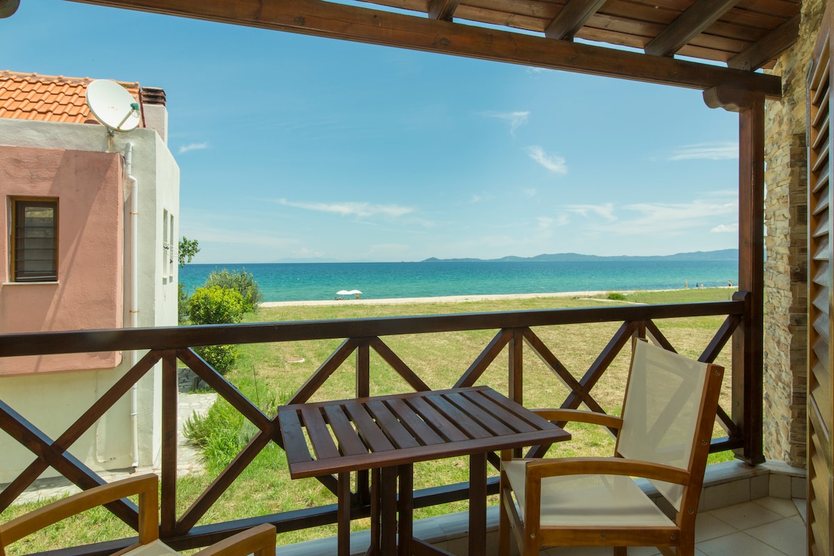 A seafront summer house in Ierisso