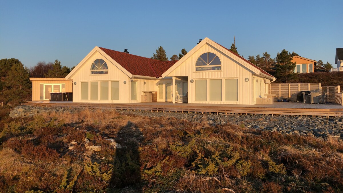 Stor hytte, fantastisk utsikt på Grisvågøya,Lesund
