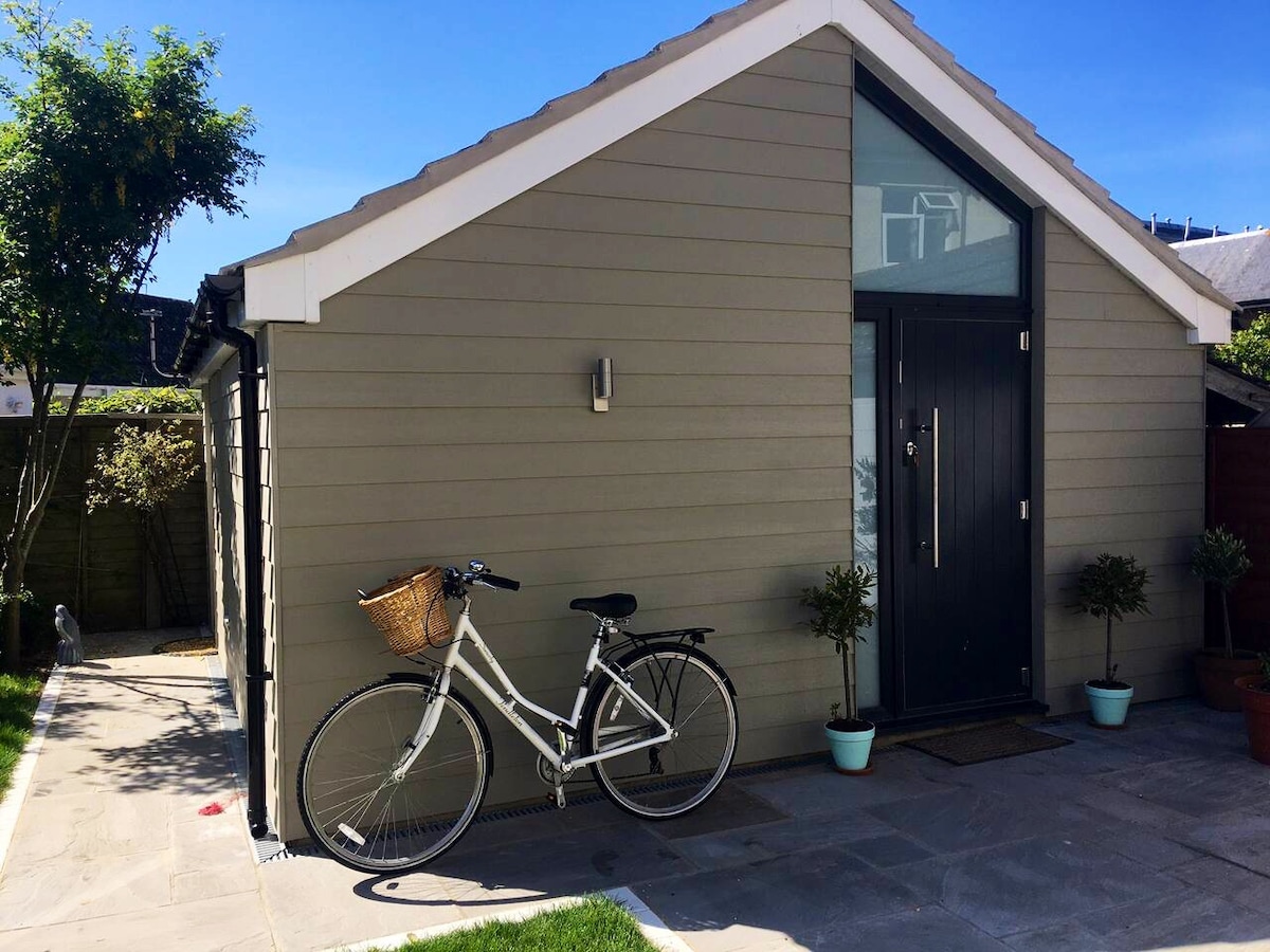 Southbourne Garden BeachCabin Dorset距离大海仅几分钟路程。