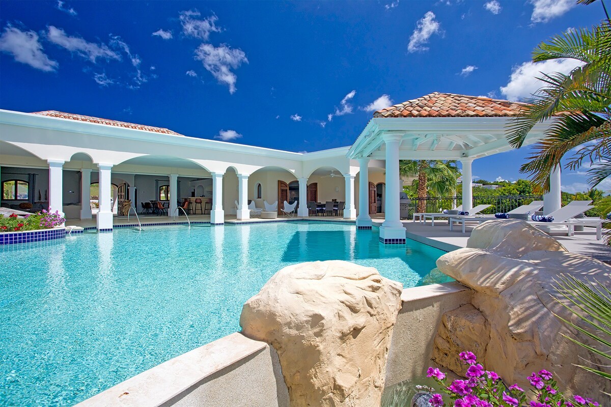 La Salamandre - Lagoon front villa with pool & gym