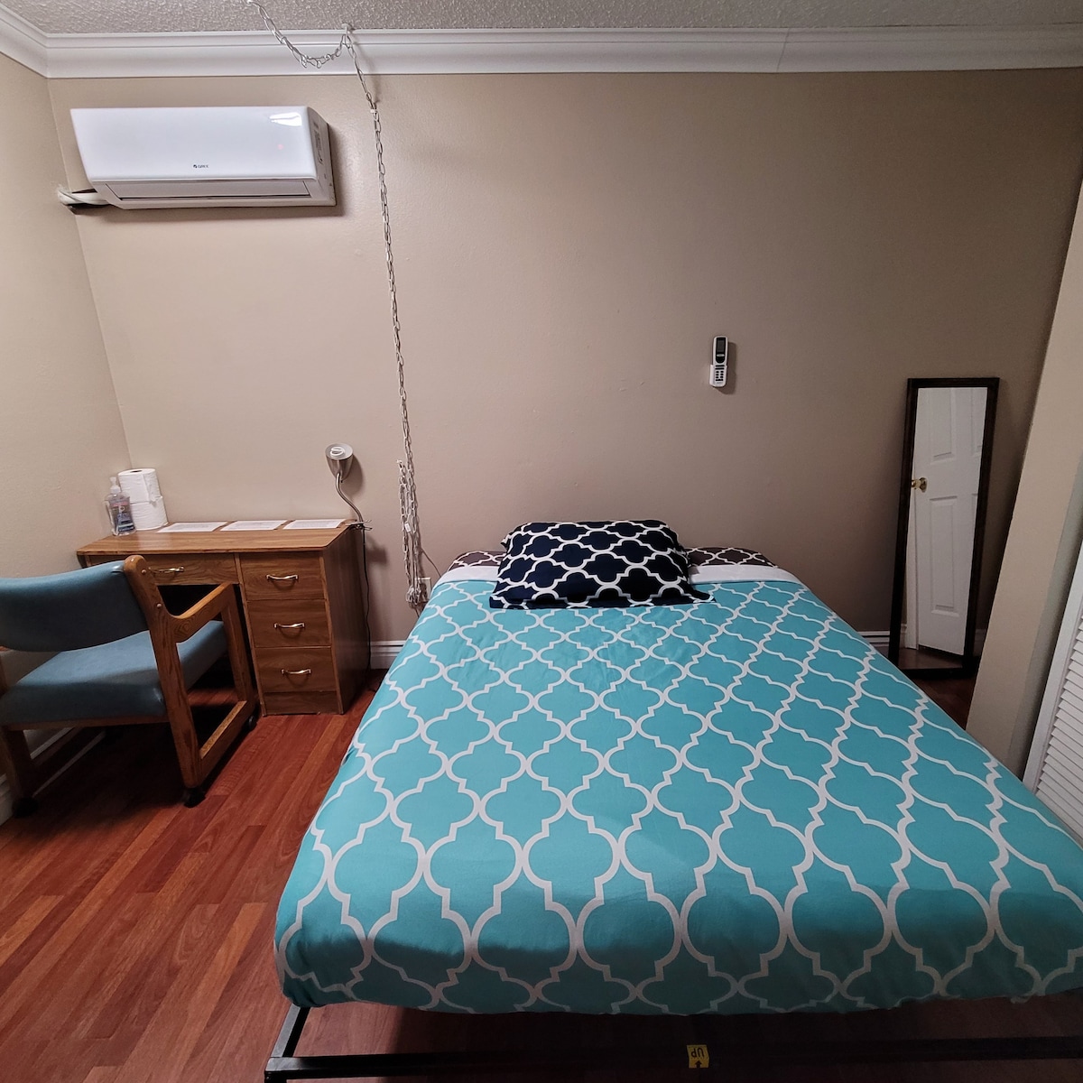 Room 5 Near UCR Riverside with shared bathroom