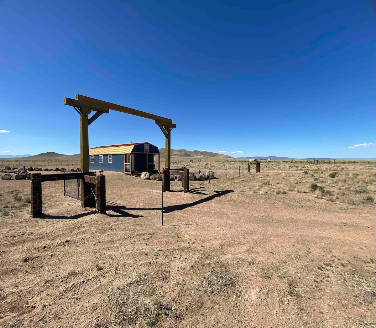 Peaceful off-grid cabin at Alamo Alpaca Ranch