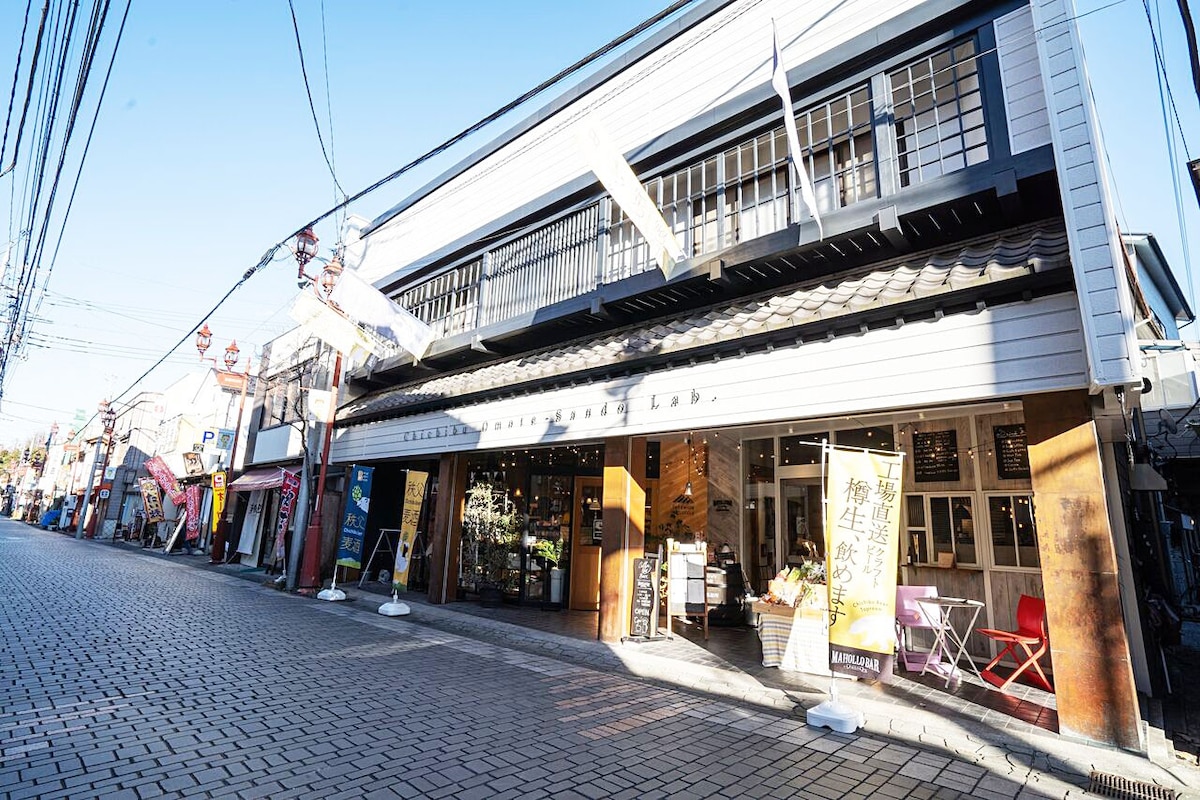 酒店距离西武秩父站（ Seibu Chichibu Station ）有7分钟步行路程，在秩父神社（ Chichibu Shrine ）的表参道（ Omotesando ）设有啤酒吧和意大利餐厅。Chichibu Hostel 201室