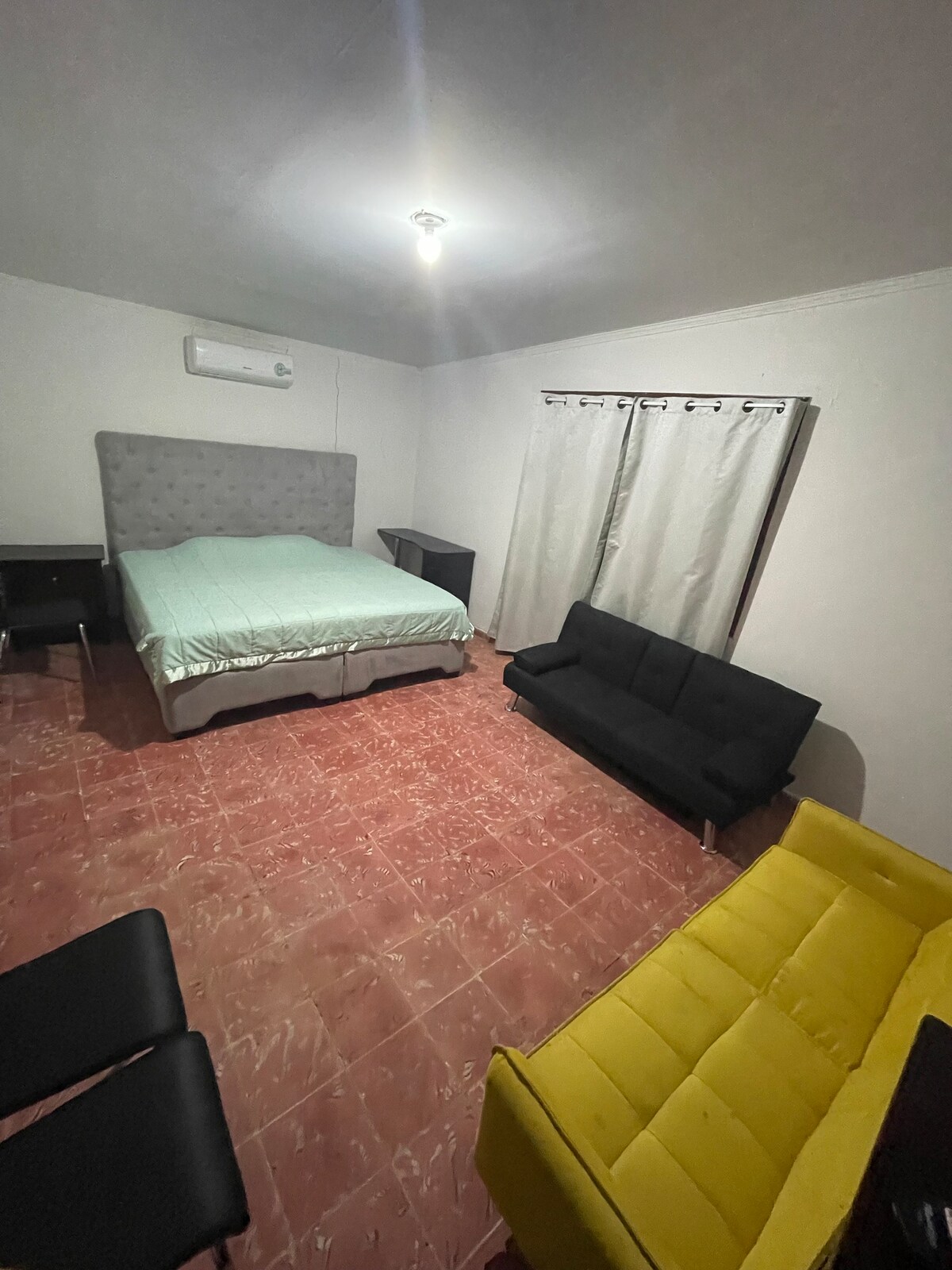 Cheerful 2-bedroom with free parking and freeWIFI