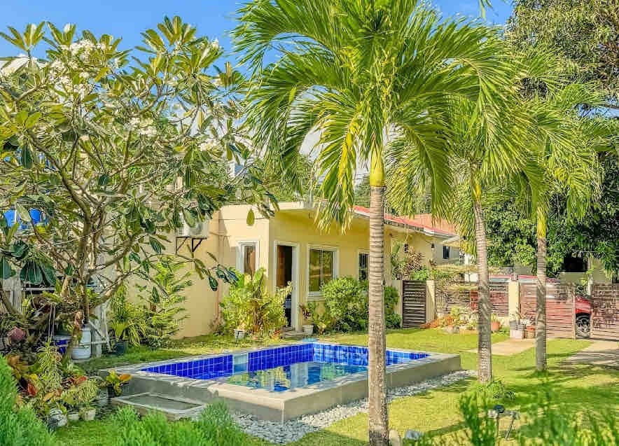 Bali-feel small house w/ dipping pool
