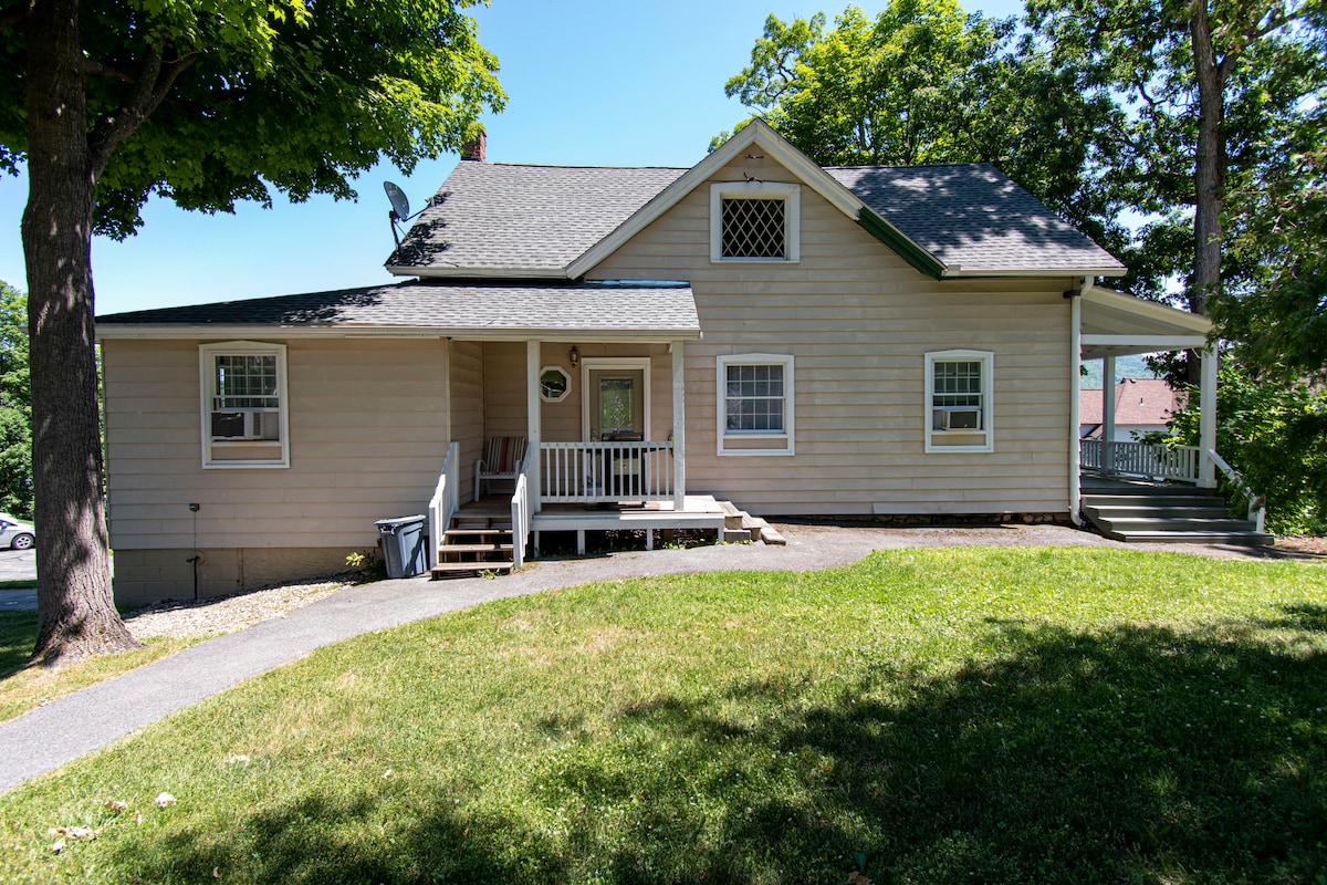 3 Bedroom  Lakefront House  in Lake George, NY