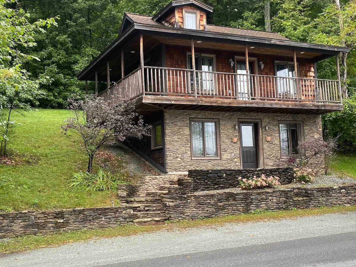 博莫辛湖（ Lake Bomoseen ）的温馨石头小屋。